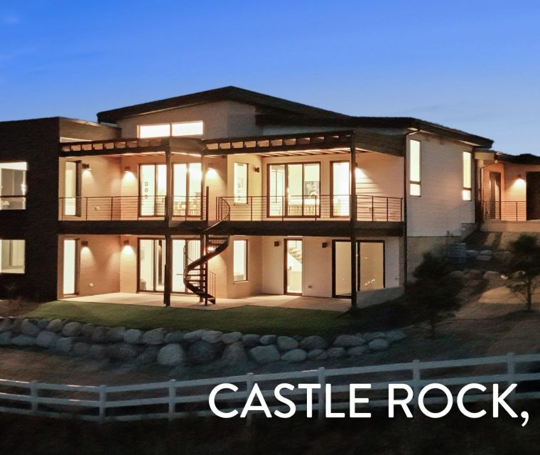 Modern ranch home with walkout basement and horizontal railings in Castle Rock Colorado