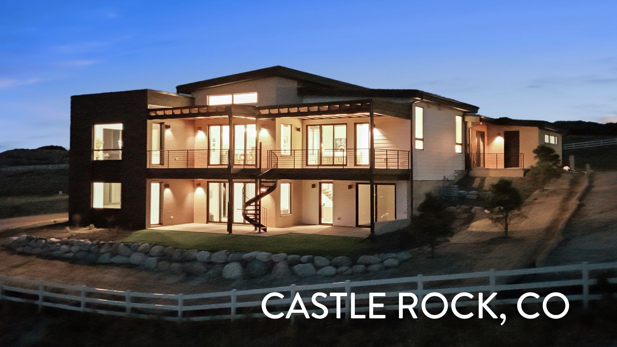 Modern ranch home with walkout basement and horizontal railings in Castle Rock Colorado