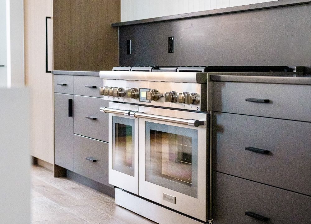 Gourmet Kitchen Design | Work Shop Colorado Custom Home Professional grade kitchen with custom cabinetry and high-end appliances in luxury Golden home